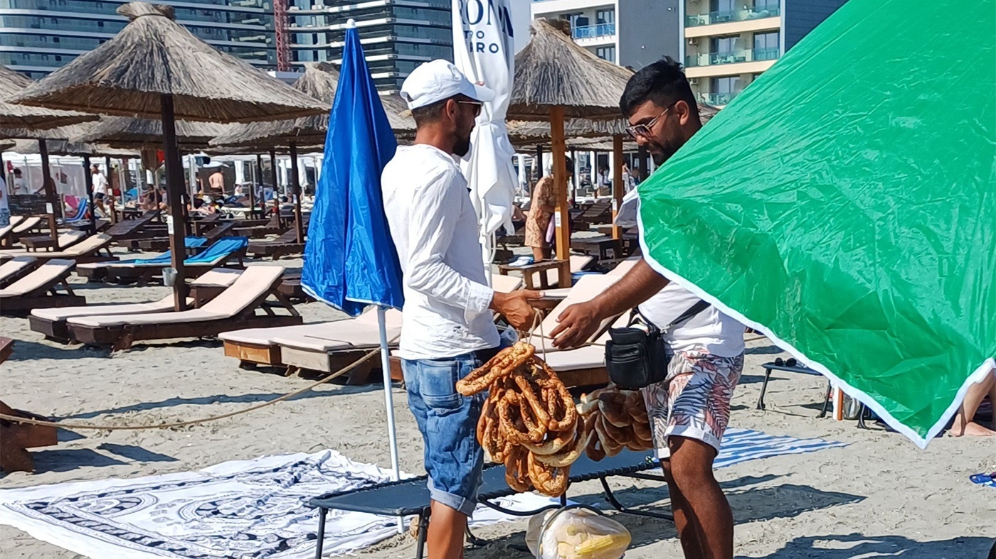 Cu cât se vinde un covrig pe plajele din Mamaia. Reacția Asociației pentru Protecția Consumatorilor din România