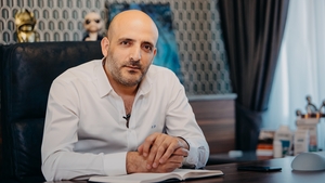 Ești interesat de procedura de implant de păr? Consilierul medical Ensar Duman îți spune ce tehnici noi se realizează în Turcia