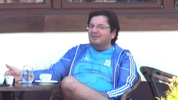 Îl ştiai doar la cravată şi cămaşă apretată. Ministrul alb-albastru, relaxat în wekeend!