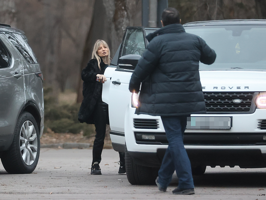 Ana Baniciu a coborât de pe bancheta din față pentru a-i ceda locul său lui Daniel Buzdugan / (Sursa: CANCAN.RO)