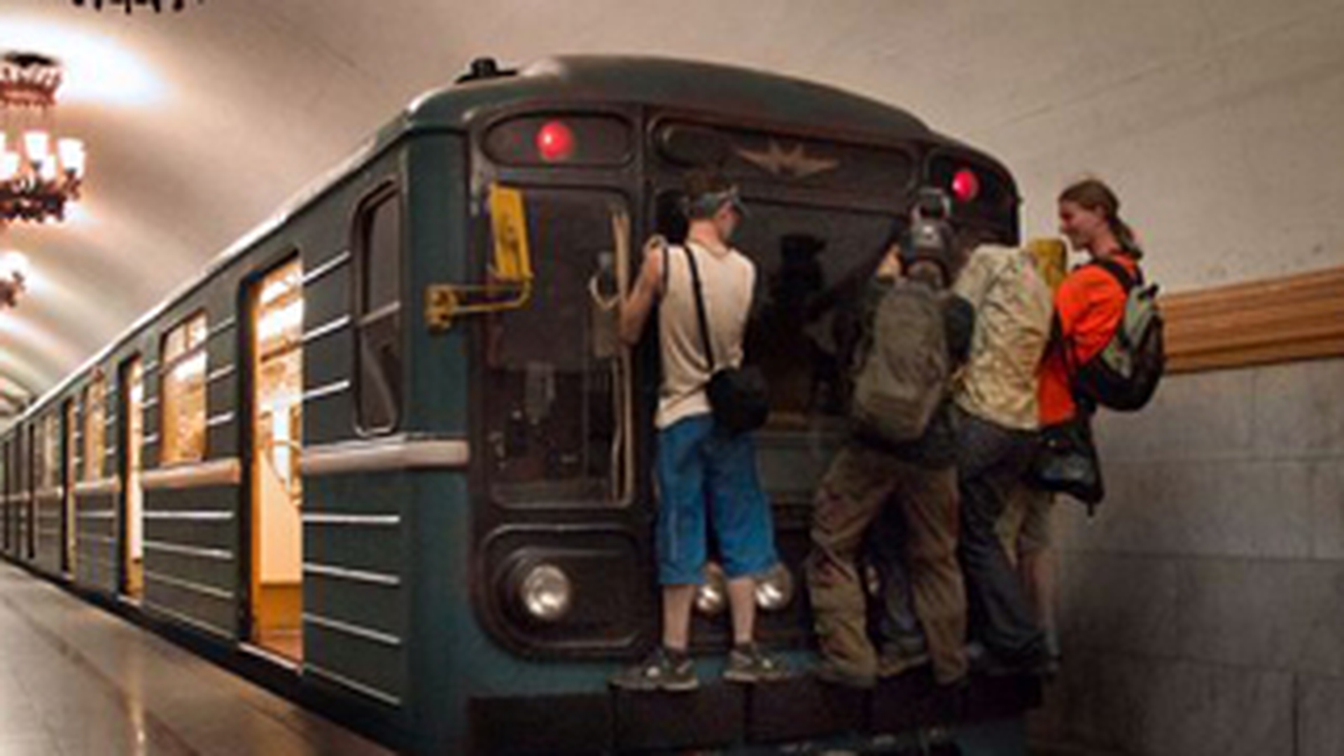 Sport extrem la Moscova: Merg agatati de vagoanele metroului