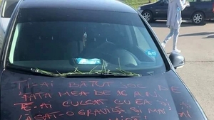 Ireal cum s-a răzbunat o mamă din Constanța pe bărbatul care i-a lăsat fiica de 16 ani gravidă. Ce mesaj i-a scris pe capota mașinii