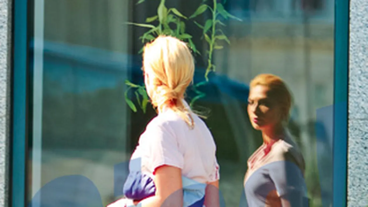 Atenta cu imaginea ei! Iulia Vantur isi verifica tinuta in vitrine!