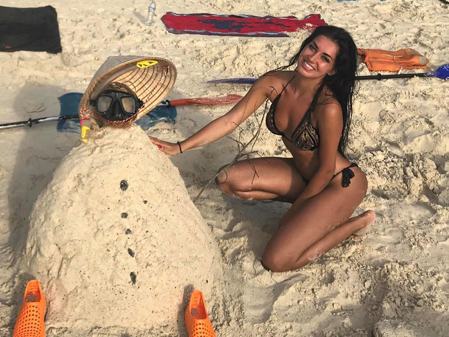 Avem dovada! Cum şi-a ”photoshopat” Elena ex-Mandinga ultimele imagini în costum de baie
