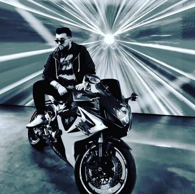 Tzancă Uraganu a făcut o glumă acidă pe Instagram, dar “s-a ars” cu filmarea în care apare în timpul unui partide de amor: “O ai mică rău” | FOTO