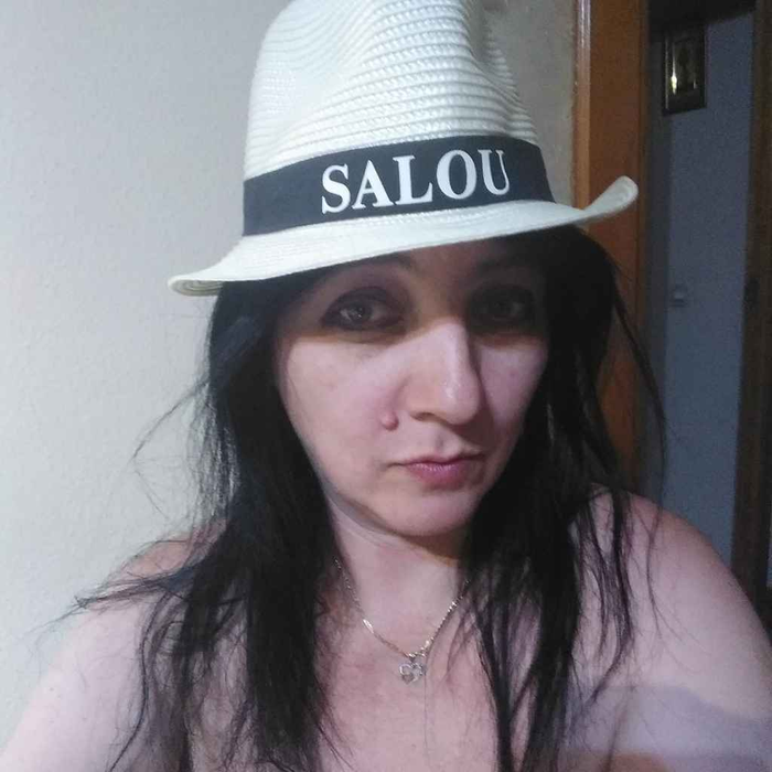 Ea e Mirela ”Dracu’ pe uscat”, românca de 45 de ani care se dezbracă pe Facebook. Imaginile au devenit virale