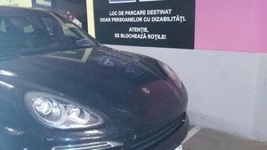 Nesimțire fără margini! Unde și-a parcat un șofer mașina, pentru a ajunge mai repede la mall