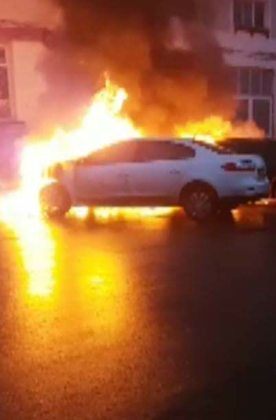 Torţe pe roţi! Trei maşini au luat foc în Târgovişte