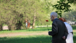 De 1 Martie, un bătrân din Iași a cumpărat un buchet de flori. Întrebat pentru cine sunt florile, el a dat un răspuns emoționant