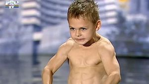 La 5 ani, Giuliano Stroe devenea cel mai puternic copil din lume. Cum arată mușchii "Micului Hercule" acum, la 21 de ani, și din ce face bani tânărul