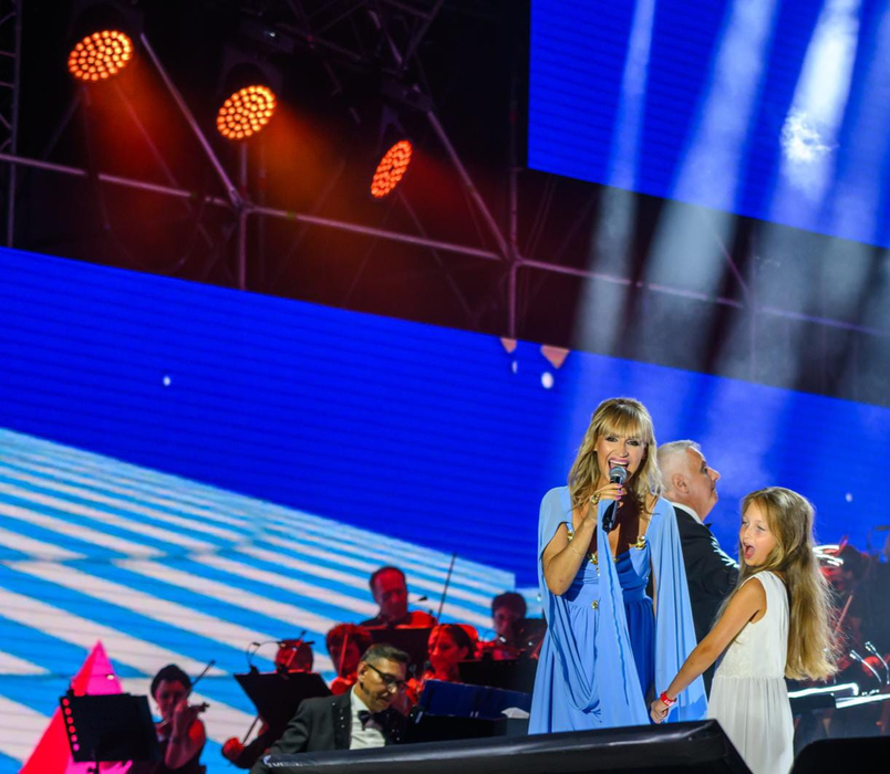 Simona Florescu și nepoțica Anastasia, pe scena festivalului de la Mamaia
