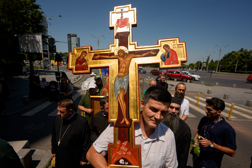 Un barbat tine o cruce in timpul unei contramanifestatii organizate de asociatia ''Fratia Ortodoxa'' fata de marsul  comunitatii LGBTQ+ ''Bucharest Pride 2025'', in Bucuresti, duminica, 8 iunie 2025. Aproximativ 100 de persoane purtand cruci, icoane si agheasma au participat, duminica, la un mars de ''izgonire a duhurilor necurate lasate in urma de parada LGBTQ'' conform organizatorilor, pe acelasi traseu ca participantii la Bucharest Pride 2025. ANDREEA ALEXANDRU / MEDIAFAX FOTO