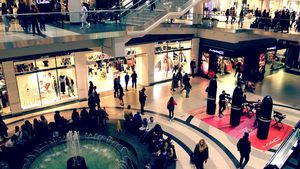 Mall-urile se redeschid începând de azi! Când vom putea merge la restaurante