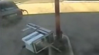 VIDEO Un sofer distrat din Caras Severin a plecat de la benzinarie cu tot cu pompa de alimentare
