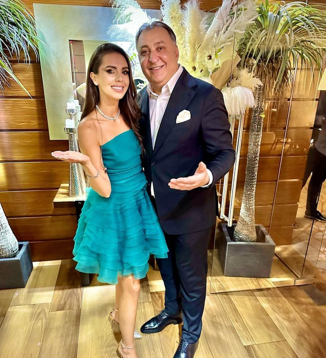 Vali Vijelie și Georgiana Lobonț, înainte de cântare. (sursă foto: instagram.com)