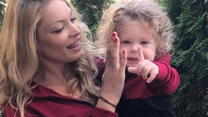 VALENTINA PELINEL şi-a făcut apariţia pe plajă la un de când l-a adus pe lume pe MILAN! Cât de mult a crescut micuţul