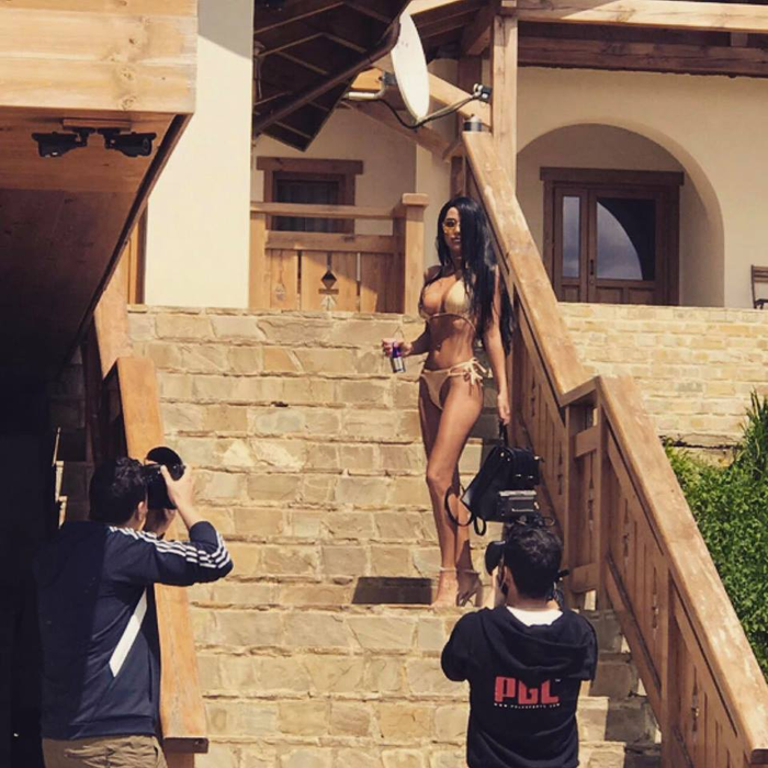 DANIELA CRUDU, apariţie hot după ce s-a spus că şi-a dat demisia din emisiunea lui DAN CAPATOS. Poartă un costum de baie minuscul, iar…