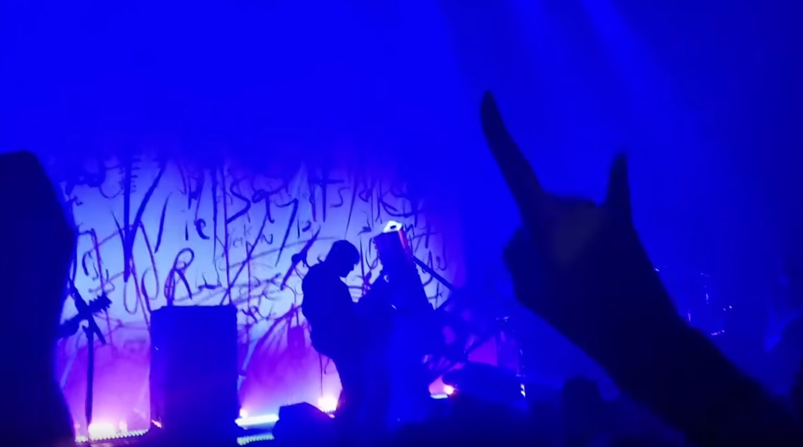 Marilyn Manson s-a prăbușit în timp ce concerta pe o scenă din Houston. Ulterior, o schelă metalică a căzut peste el