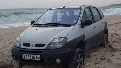 Amendă uriaşă pentru un şofer care a intrat cu maşina pe plajă. Cât va trebui să plătească şoferul