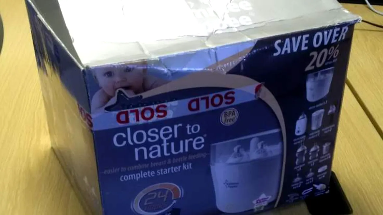 Un bebelus a fost gasit intr-o cutie in spatele unei case