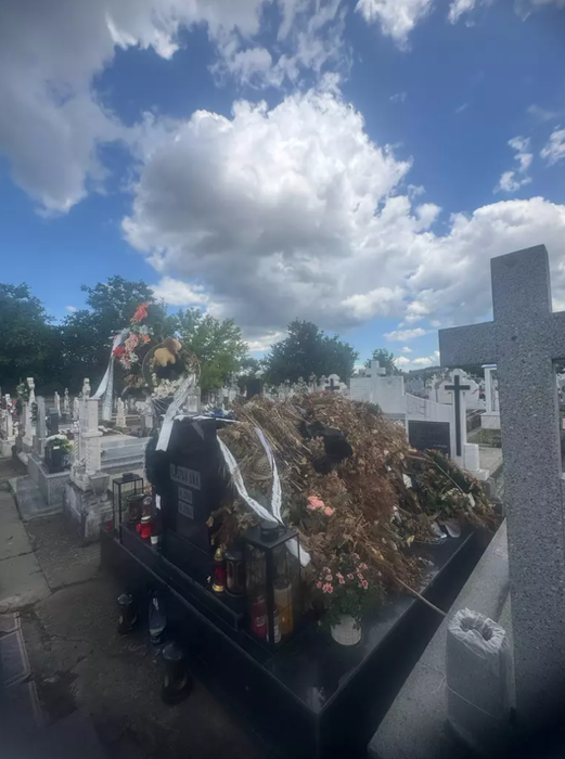 Cum arată cavoul lui Mihai Leu, la 3 săptămâni de la înmormântare. Ce a apărut pe crucea lui