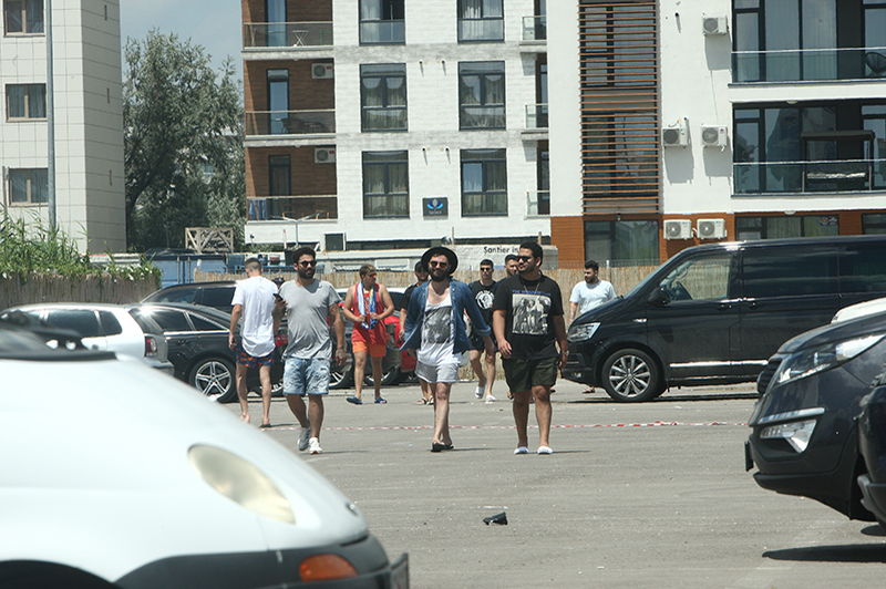 Decizia este luată, nepotul lui Gaddafi și prietenii se îndreaptă spre club