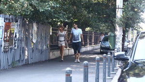 Doru de la Parlament este "topit" dupa iubita lui si ar face orice sa ii intre in gratii. Cei doi par sa isi doreasca si un copil