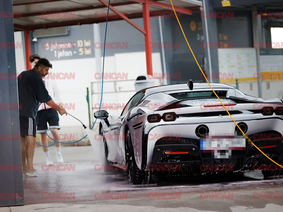 Tatăl lui Zbir îi spală Ferrari-ul SF90 la self-wash