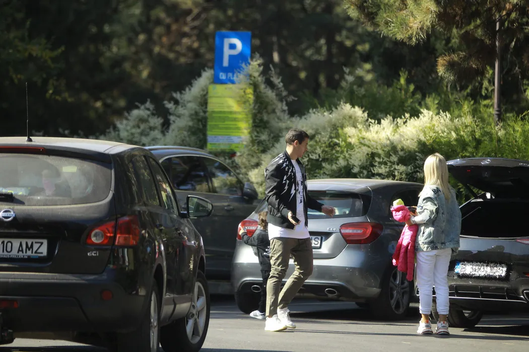 O imagine din trecutul recent îl surprinde pe Bogdan Stancu într-o ipostază rară și caldă: alături de familia sa, la o plimbare relaxată prin parc.