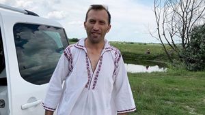 Da, e chiar el! Cum arăta soțul Vulpiței de la Acces Direct, la 20 de ani. „Vedeta” Antenei 1 purta ochelari și...