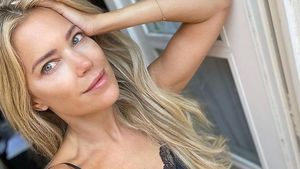 O prezentatoare TV celebră, surprinsă în ipostaze rupte din filmele pentru adulți, pe plajă. FOTO