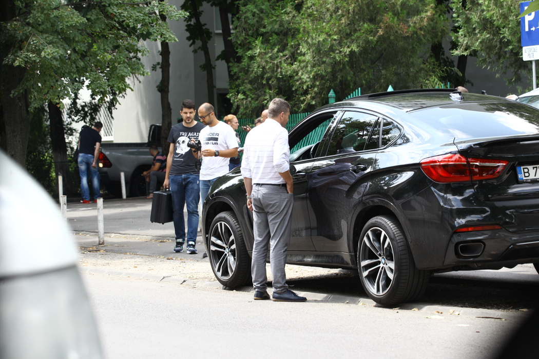 Dorian Popa s-a trezit cu mașina vandalizată, motiv pentru care a ajuns la Poliție