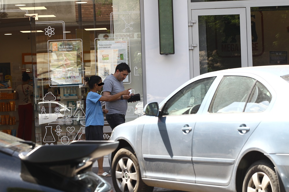 Cerșetoarea cere mai mulți bani