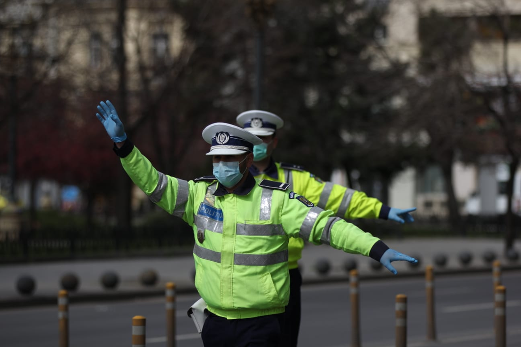 UPDATE imagini LIVE cu armata română pe străzile din Bucureşti! Sute de şoferi, verificaţi la una dintre intrările în oraş
