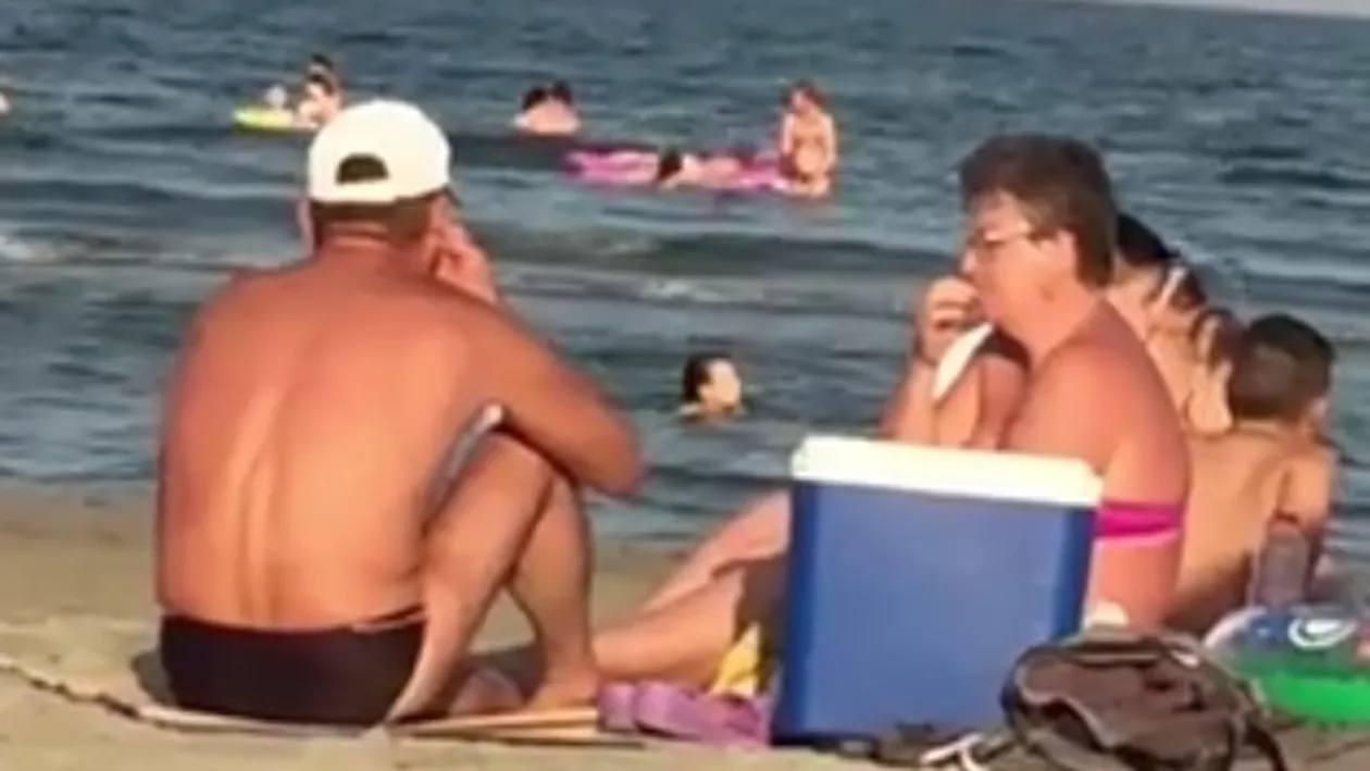 Românii, campioni la spart seminţe pe litoral! S-au aşezat pe nisip, au început să ”lucreze” de zor, iar ce a urmat e strigător la cer