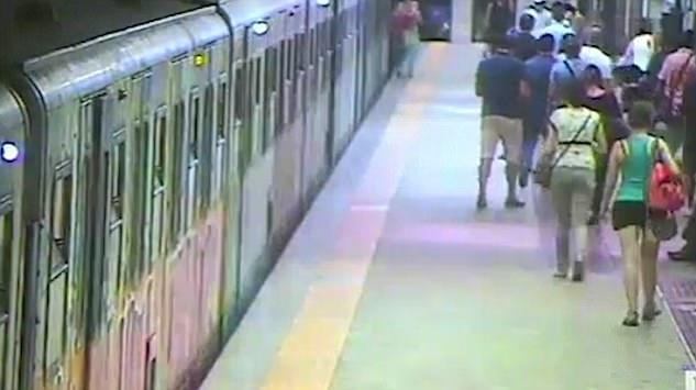 Momente şocante într-o staţie de metrou. O femeie a fost târâtă după ce a fost prinsă între uşile trenului