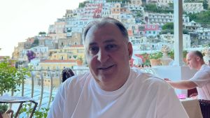 Cât trebuie să plătească Vali Vijelie impozitul pentru cele 30 de apartamente pe care le deține. Suma totală este uriașă