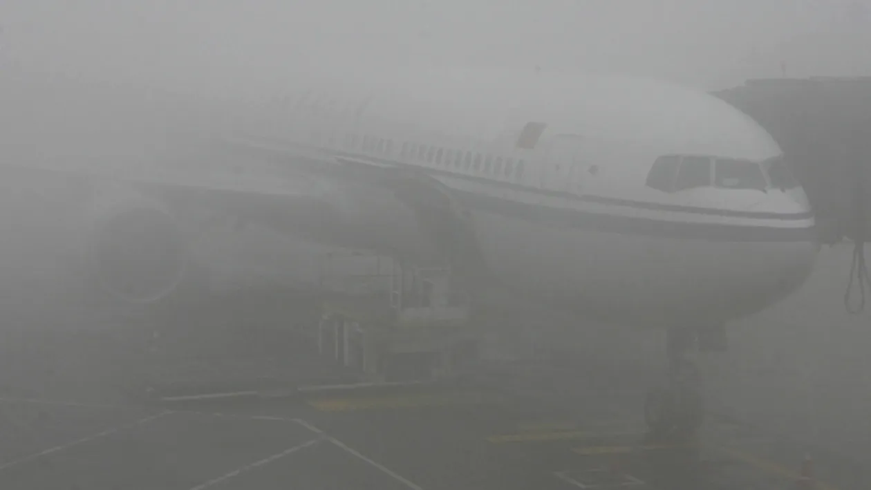 Avertizare de ceaţă în 7 judeţe! Aeroportul din Târgu Mureş este închis, sute de persoane sunt blocate în sala de aşteptare