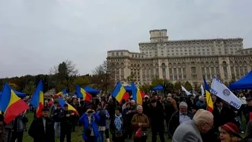Miting impresionant în Capitală pentru România unită. Artişti celebri îi scot pe români la petrecere