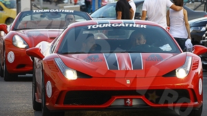 Milionarul turc căruia i-a fugit soţia cu naşul şi-a umflat ”muşchii” la mare! Ultima aroganţă posibilă: să vii la LOFT cu două Ferrari-uri!