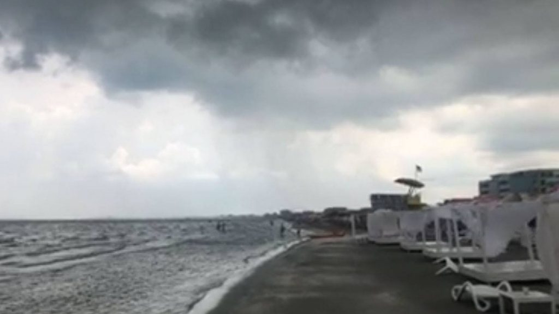 Furtună pe litoral! Turiștii din Mamaia și-au strâns lucrurile și au fugit spre cazări