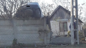 "Cascadorie" într-o localitate din Dolj. Un șofer băut și fără permis s-a urcat cu maşina pe gardul unei locuinţe
