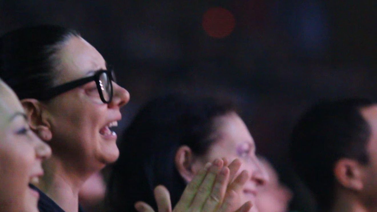 Carmen Tanase s-a dezlantuit pe ritmuri tiganesti. Vezi imagini incendiar!