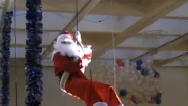 Moment penibil şi amuzant! Moş Crăciun a rămas cu barba prinsă de tavanul unui mall!
