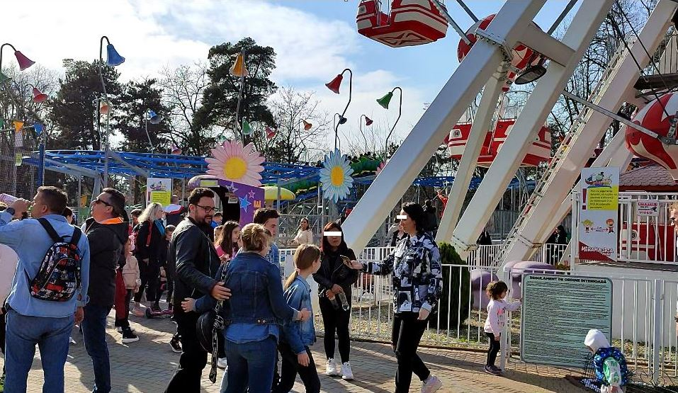Cătălin Măruță a fost cu micuța Eva în parc, iar acolo nu a scăpat de admiratori, care i-au cerut să facă poze cu ei