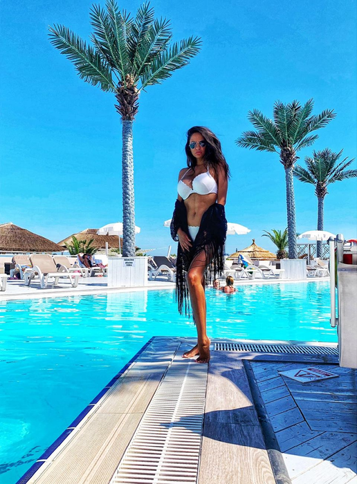 Larisa de la “Puterea Dragostei”, în bikini minusculi la piscină. Cum a fost fotografiată bruneta fatală de la Kanal D
