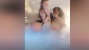 Video incendiar cu Laurette, o amică și fotbalistul lui Dinamo în jacuzzi! Reacția mulatrei: ”A făcut-o în glumă!”
