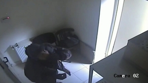 Jaf ca-n filmele cu proști! Hoț căutat de polițiști după ce a încercat să fure dintr-o bancă