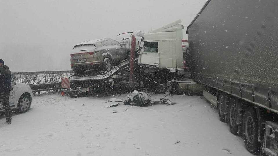 VIDEO / Noi imagini de la carambolul din Cehia! Mai mulţi români, implicaţi în accident au filmat imaginile înfiorătoare de la faţa locului: „Dezastru, frate!”