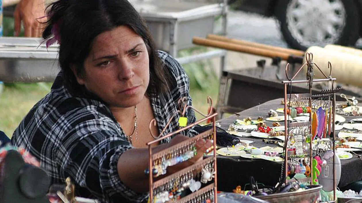 Stiai ca a ajuns rau, dar asa chiar nu ti-ar fi trecut prin minte! Ce cantareata celebra a ajuns sa vanda nimicuri la taraba! A ars-o soarele si este de nerecunoscut!